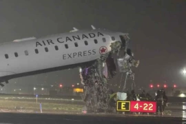 Colisão entre avião e caminhão dos bombeiros em aterrisagem deixa 2 mortos em New York