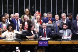 Câmara aprova PEC que reduz jornada de trabalho e acaba com escala 6×1