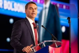 Flávio Bolsonaro viaja aos EUA em meio à crise na pré-campanha e tenta encontro com Trump