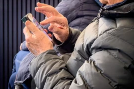 Falsos médicos criados por IA usam medo para enganar idosos e lucrar com vídeos na internet