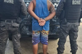 Homem com mandado por roubo é preso com arma em Teresina