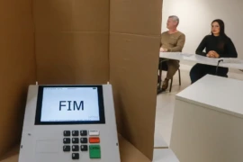 Justiça Eleitoral reforça regras contra uso de dispositivos eletrônicos na cabine de votação