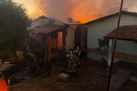 Incêndio destrói casa de casal de idosos em Picos, no Piauí